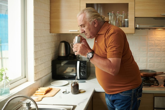 Homme sentant le café moulu