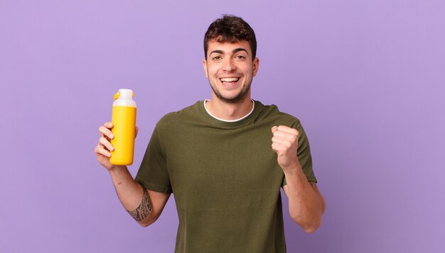 Homme avec un sentiment de douceur choqué, excité et heureux, riant et célébrant le succès, disant wow !