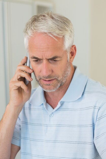 Homme sérieux sur un appel téléphonique