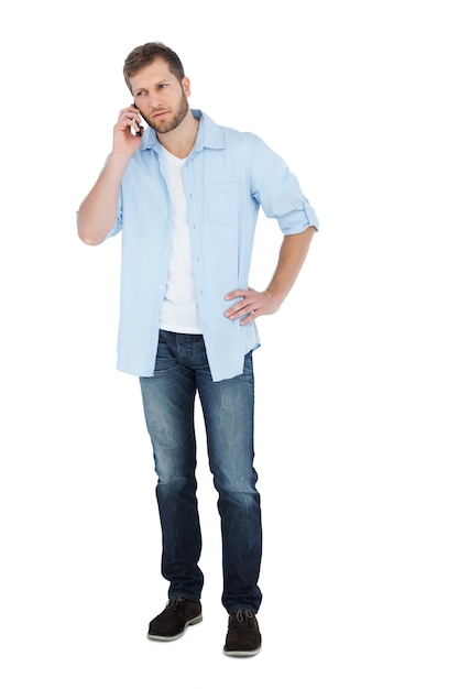 Homme sérieux au téléphone