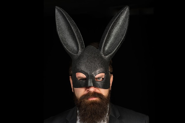 Homme sérieux avec barbe en lapin mas barbu bel homme barbu élégant hipster barbu en su