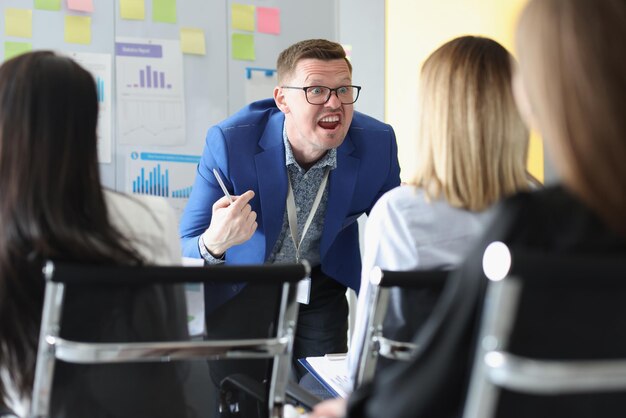 Un homme sérieux crie lors d'une session de formation discours passionné avec des émotions vives