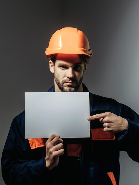 L'homme sérieux garde le papier blanc