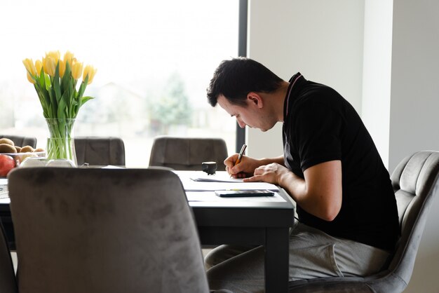 Un homme sérieux remplit des documents