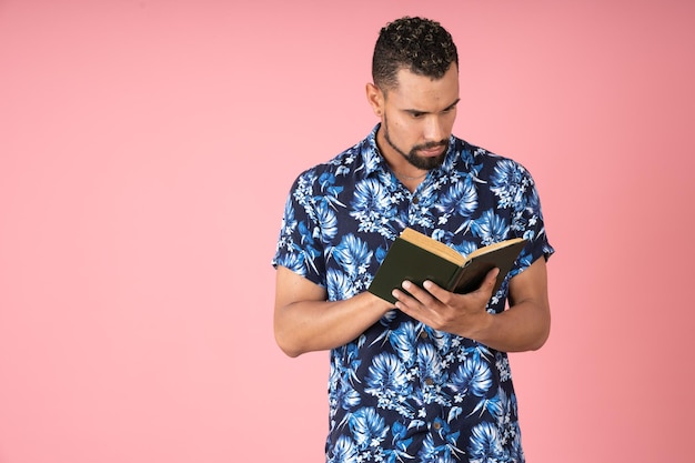 Homme sérieux et surpris lisant un livre