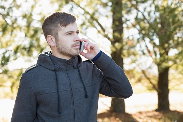 Homme sérieux, utilisation, téléphone portable, dehors