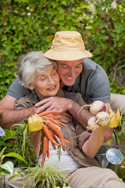 Homme serrant sa femme dans le jardin