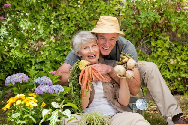 Homme serrant sa femme dans le jardin