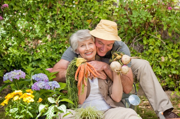 Homme serrant sa femme dans le jardin