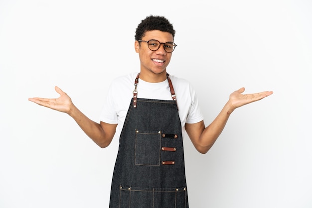 Homme de serveur afro-américain de restaurant isolé sur fond blanc avec une expression faciale choquée