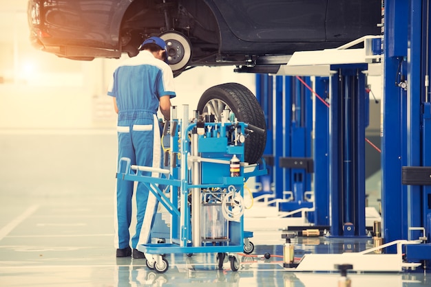 Homme de service de voiture