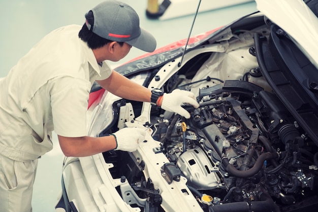 Homme de service de voiture