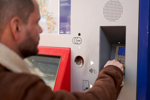 homme seul achetant un billet de train