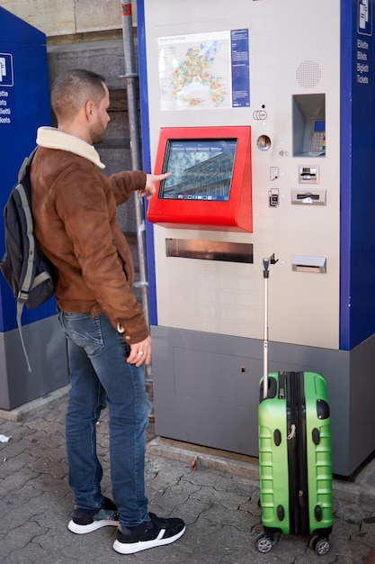 homme seul achetant un billet de train