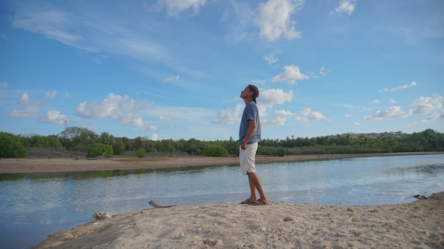 Homme seul appréciant la plage de beauté