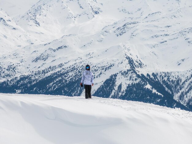 Un homme seul au sommet d'une montagne à Verbier, en Suisse.