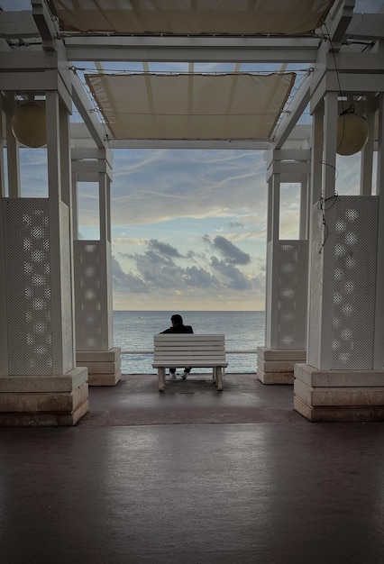 homme seul sur le banc des rives de la côte d'azur