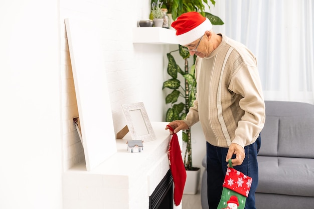 Homme seul à la fête de Noël, vieil homme.