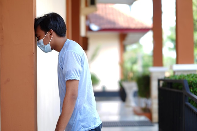 Un homme seul qui se sent triste, déprimé, stressé