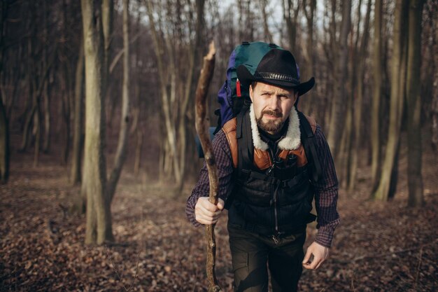 Photo homme seul en randonnée en forêt