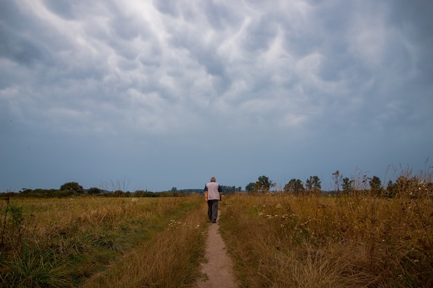 Un homme seul va pendant un orage