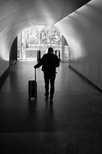 homme seul avec voyage sac