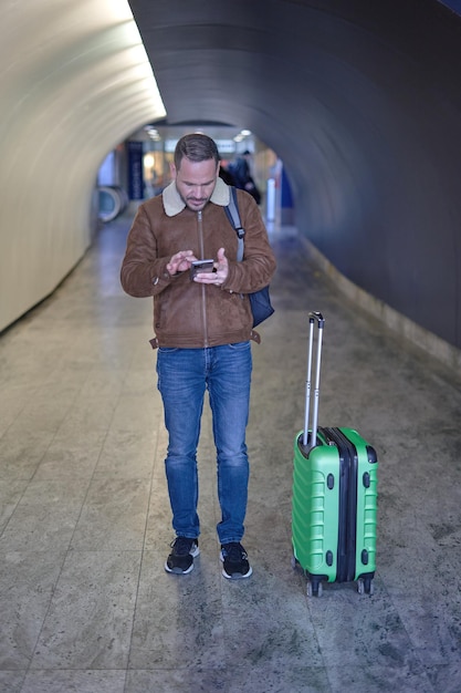 homme seul avec voyage sac