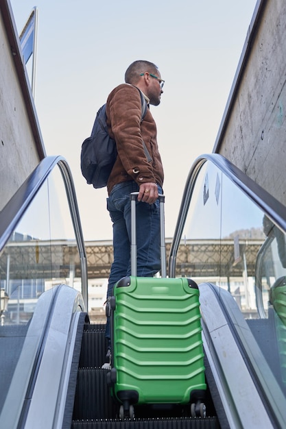 homme seul avec voyage sac