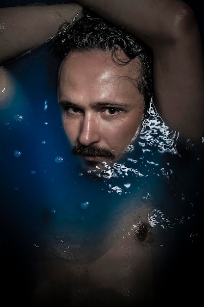 Homme sexy au fond de l'eau bleue