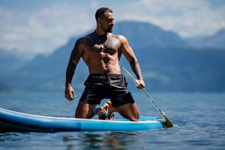 Photo homme sexy dans l'eau modèle sexy type séduisant sur la nature bel homme sans chemise dans la nature homme musclé