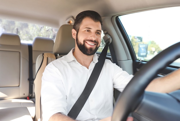 Homme sur le siège du conducteur de la voiture