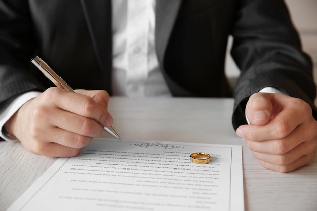 Homme signant un contrat de mariage en gros plan