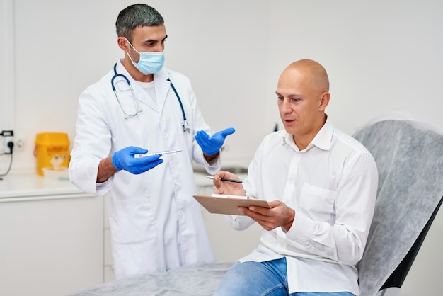 Photo homme signant un contrat avec un médecin à l'hôpital