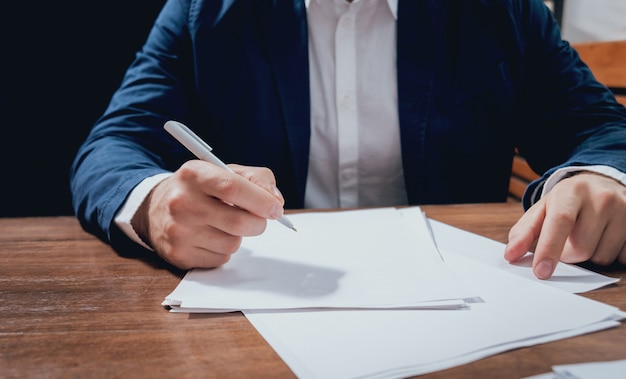 L'homme Signe Une Police D'assurance Habitation Sur Les Prêts Immobiliers. Agent Immobilier Avec Le Client Avant La Signature Du Contrat.