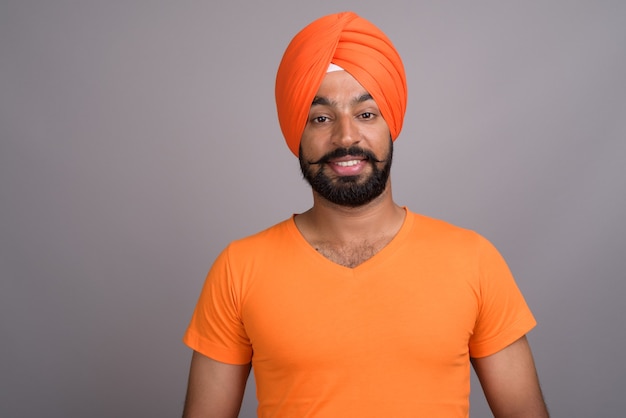 Homme sikh indien portant turban et chemise orange