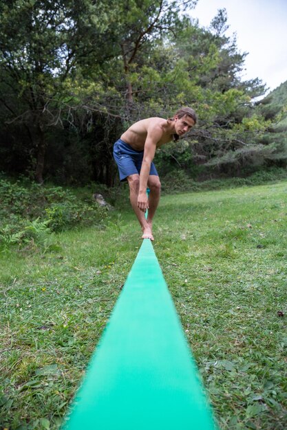 Un homme en skateboard sur l'herbe