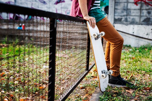 Homme Skateboarder Lifestyle Relax Hipster Concept