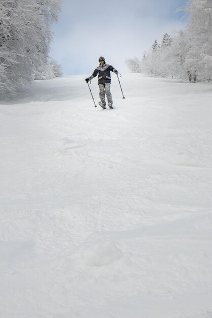 Homme skieur à l'espace de copie de piste de ski