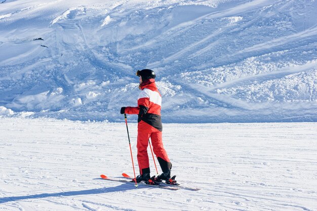 Homme skieur à la station de ski du glacier Hintertux, Zillertal au Tyrol. L'Autriche en hiver dans les Alpes. Personne dans les montagnes alpines avec de la neige. Amusement de descente. Ciel bleu et pistes blanches. Hintertuxer Gletscher.