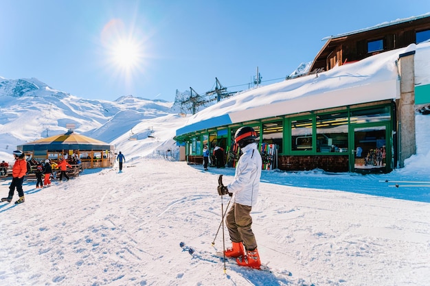 Homme skieur à la station de ski du glacier Hintertux à Zillertal au Tyrol. L'Autriche en hiver dans les Alpes. Personne dans les montagnes alpines avec de la neige. Amusement de descente. Ciel bleu et pistes blanches. Hintertuxer Gletscher.
