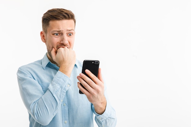 Un homme avec un smartphone panique à cause de la chute du marché des crypto-monnaies L'inflation a fait chuter l'épargne La chute du concept de marché d'actifs