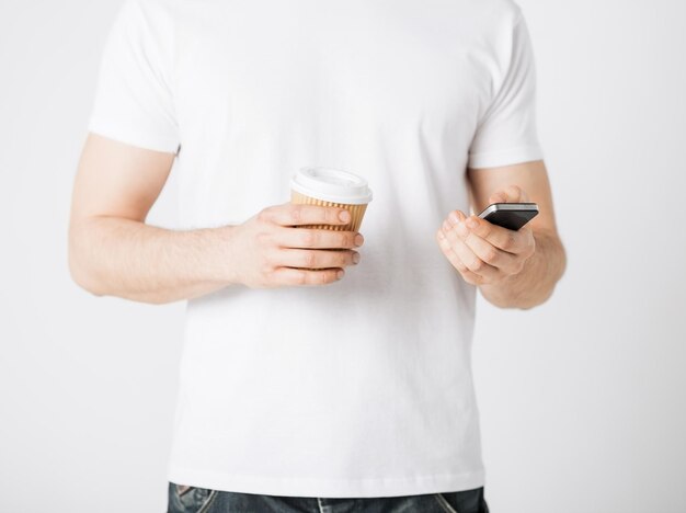 Homme Avec Smartphone Et Tasse De Café à Emporter