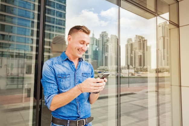 Homme avec smartphone en ville