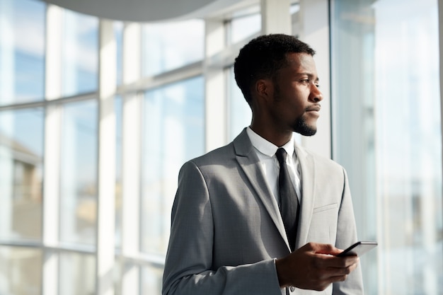 Homme avec smartphone