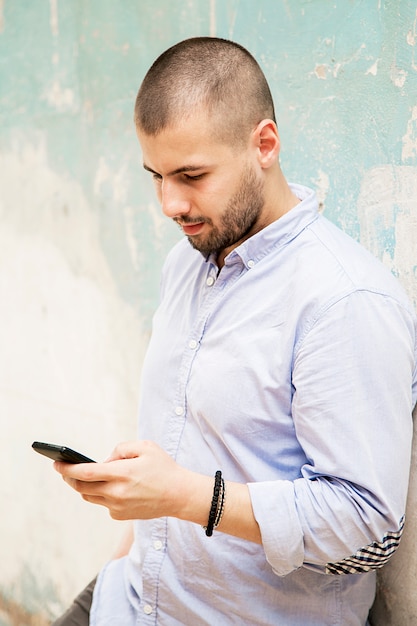 Homme avec smartphone