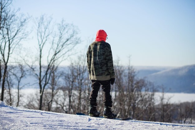 Un homme en snowboard sur terre contre le ciel