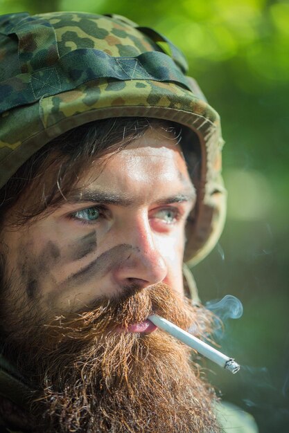 Homme soldat fumant une cigarette
