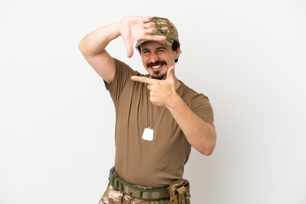 Homme soldat isolé sur fond blanc se concentrant sur le visage. Symbole d'encadrement