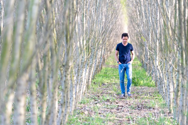 homme solitaire sur une promenade en forêt