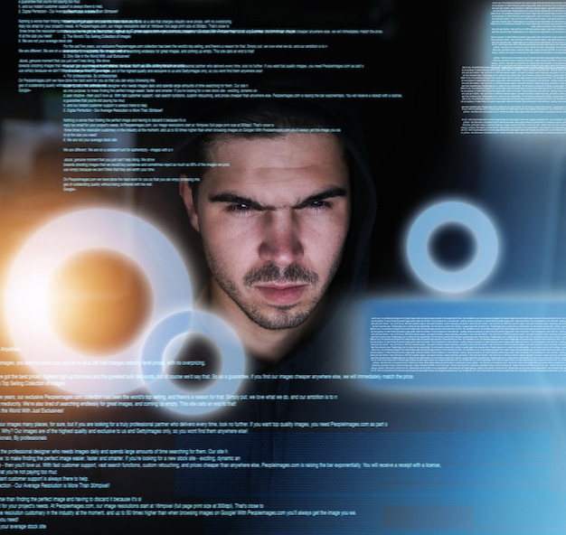L'homme sombre et la superposition de données pour le piratage criminel programmeur et informations ou code pour la menace à la sécurité Chiffrement cyberattaque et analyse pour contourner l'algorithme de malware et la nuit avec des compétences en informatique